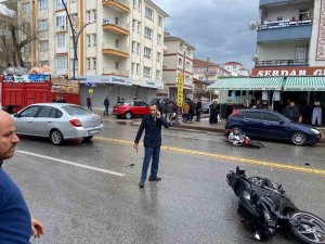 Kamyonete İki Motosikletli Çarptı: 1 Yaralı