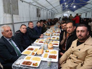Başkan Böcek, Gaziantep’te Depremzedelerle İftar Yaptı