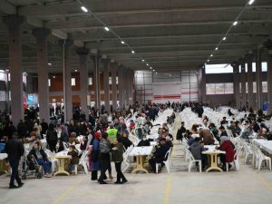 Lapseki Belediyesi 4 Bin Kişilik İftar Verdi