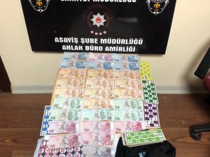 İ̇ş Yerinde Kumar Oynatırken Yakalandı, Toplanan Bin 365 Tl’ye El Konuldu