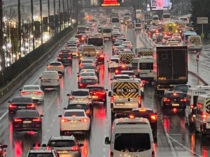 Anadolu Yakası’nda Yağmur Sonrası Trafik Yoğunluğu Yaşandı