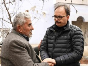 Vali Kızılkaya Depremde Ailesini Kaybeden Afetzede İle Bir Araya Geldi