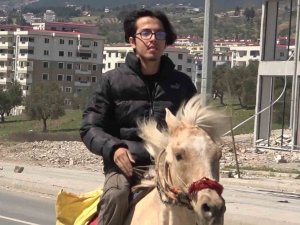 Depremzede Genç, Market Alışverişine At İle Gidiyor: Kanser Hastası Annesinin Eli Ayağı Oluyor