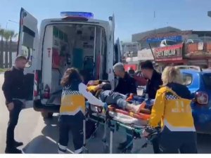 Otomobille Çarpışan Motosikletli Kurye Yaralandı