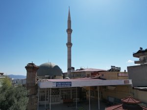 18. Yüzyılda Yapılan Caminin Taş Minaresi Yıkıldı, Beton Minaresi Ayakta Kaldı
