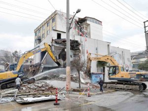 Körfez’de Riskli Kamu Binaları Yıkılıyor