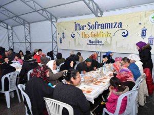 Mamak Belediye Başkanı Murat Köse, İftar Çadırında Yemek Dağıttı