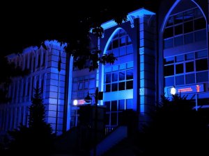 Otizm Farkındalığı İçin Hizmet Binası Maviye Büründü