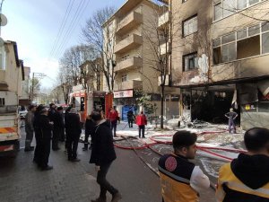 Oto Tamir Dükkanı Alevlere Teslim Oldu, Yangın Binaya Da Sıçradı