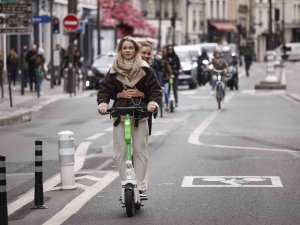 Paris’te Elektrikli Scooter Kullanımı Yasaklandı