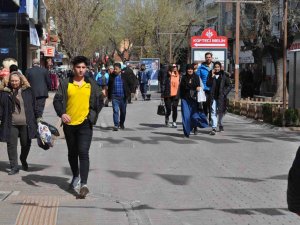 Sıcak Havayı Fırsat Bilen Vatandaşlar Dışarıya Akın Etti