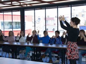 Mercek Kursiyerleri İşaret Dili Öğrenerek Engelleri Aşıyor