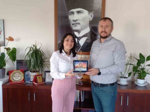 Ezine Gıda Osb Müdürü Alper Altınok, Huzurevinde Kalan Yaşlıları Unutmadı