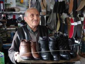 Çöpe Atılan Ayakkabıları Tamir Edip İhtiyaç Sahiplerine Veriyor