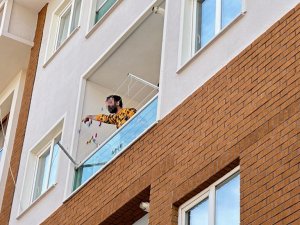 Balkonda Başına Dayadığı Tüfekle Mahalleyi Ayağa Kaldırdı