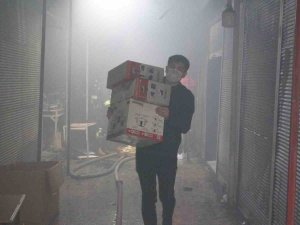 Vanlı Esnafın Yoğun Duman Altında Malzeme Kurtarma Telaşı