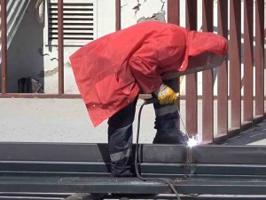 ’Dünyanın En Saçma Binası’nın Yerine Çelikten Çarşı Kuruluyor: Depremzede Esnafın Hizmetine Sunulacak