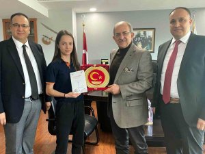 Kemal Tekden’den Avrupa Şampiyonu Öğrencisine Plaket