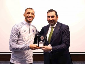 Trabzonspor’dan Vitor Hugo’ya Teşekkür Plaketi