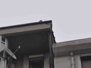 Bina Çatısında Endişe Uyandıran Tehlike Giderildi