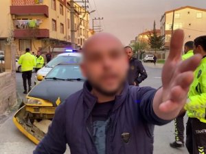 Kaza Yapan Sürücüden Muhabire Şoke Eden Sözler: "Git Başka Açıdan Çek, Rüşvet Mi İstiyorsun Benden"