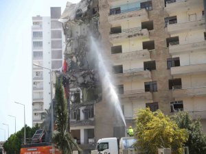 Depremlerde Mersin’de Ağır Hasar Alan Binanın Yıkımına Başlandı