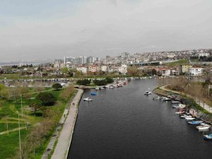 Küçükçekmece Menekşe Deresi Kahverengine Büründü