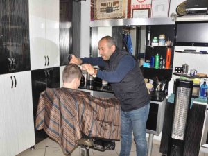 Dükkanındaki Bir Koltuğu Depremzede Berbere Ayırdı