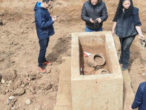 İ̇nşaat Temel Kazısında Bulunan Roma Dönemine Ait Lahitin İçinden 3 Küp Çıktı