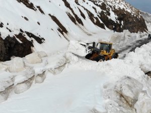 Nisan Ayında 5 Metre Kar İle Mücadele