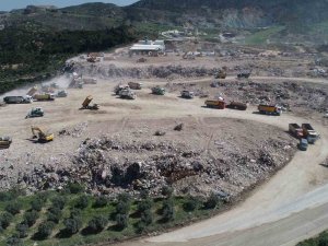 Hatay’da 1 Milyon 400 Bin Ton Molozun Döküldüğü Vadi Havadan Görüntülendi