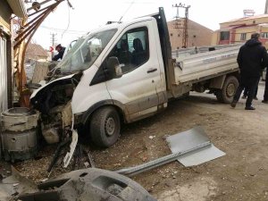 Kontrolden Çıkan Kamyonet Elektrik Direğine Çarparak Durdu