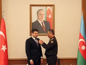 Azerbaycan Savunma Bakanı Hasanov’dan Selçuk Bayraktar’a Madalya