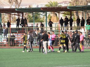 Teknik Direktör, Futbolcularına Küfreden Rakip Kaleciyi Saha İçinde Kovaladı