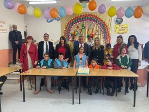 Otizmli Çocuklar, Pasta Kesip Palyaço İle Eğlendi