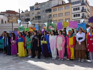 Bozüyük Çarşı Meydan’da Otizm Farkındalık Etkinliği Düzenlendi