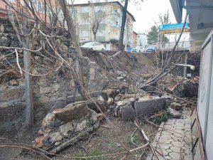 Sivas’ta İstinat Duvarı Çöktü
