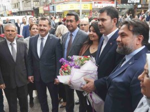 Bakan Kurum, Balıkesir’de Esnafı Ziyaret Etti