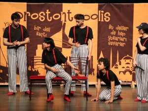 Dünya Tiyatro Haftası’nda Kuşadası Belediye Tiyatrosu Takdir Topladı