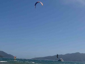 Marmaris’te Sörfçüler Renkli Görüntüler Oluşturdu