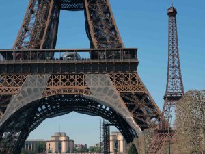 Paris’te Eyfel Kulesi Sayısı İkiye Çıktı