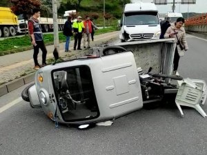 Servis Aracının Çarptığı Mobed Yan Yattı: 1 Yaralı