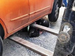 Mıcırda Kayan Motosiklet Otomobilin Altına Girdi
