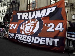 Trump, Yarın Hakim Karşısına Çıkmak Üzere New York’a Hareket Etti