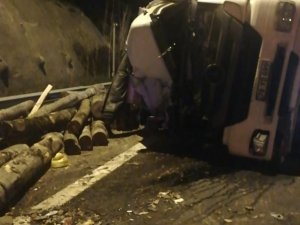 Bolu Dağı Tüneli’nde Tomruk Yüklü Kamyon Devrildi