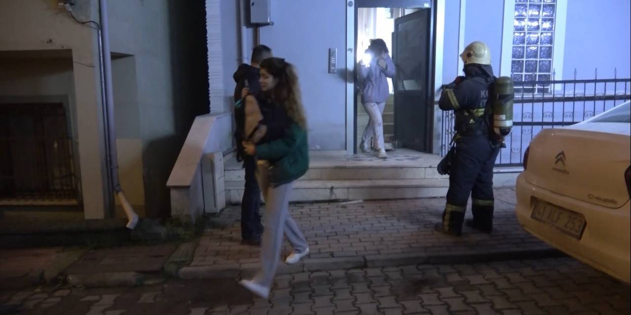 Elektrik Panosundan Çıkan Yangın Mahalleliyi Sokağa Döktü