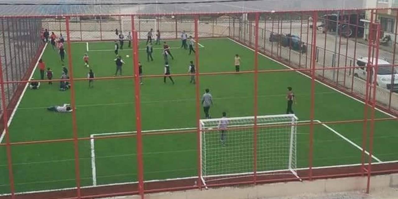 Okulun Bahçesine Yapılan Halı Saha Çalışmaları Tamamlandı