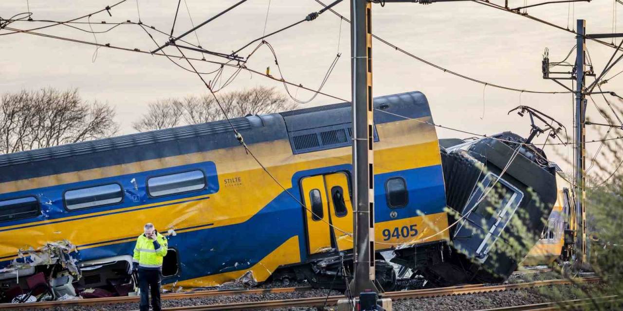 Hollanda’da Yolcu Treni Raydan Çıktı: 1 Ölü, 30 Yaralı