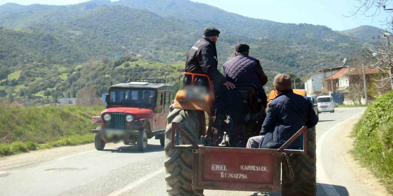 Traktör Arkasında Tehlikeli Yolculuk