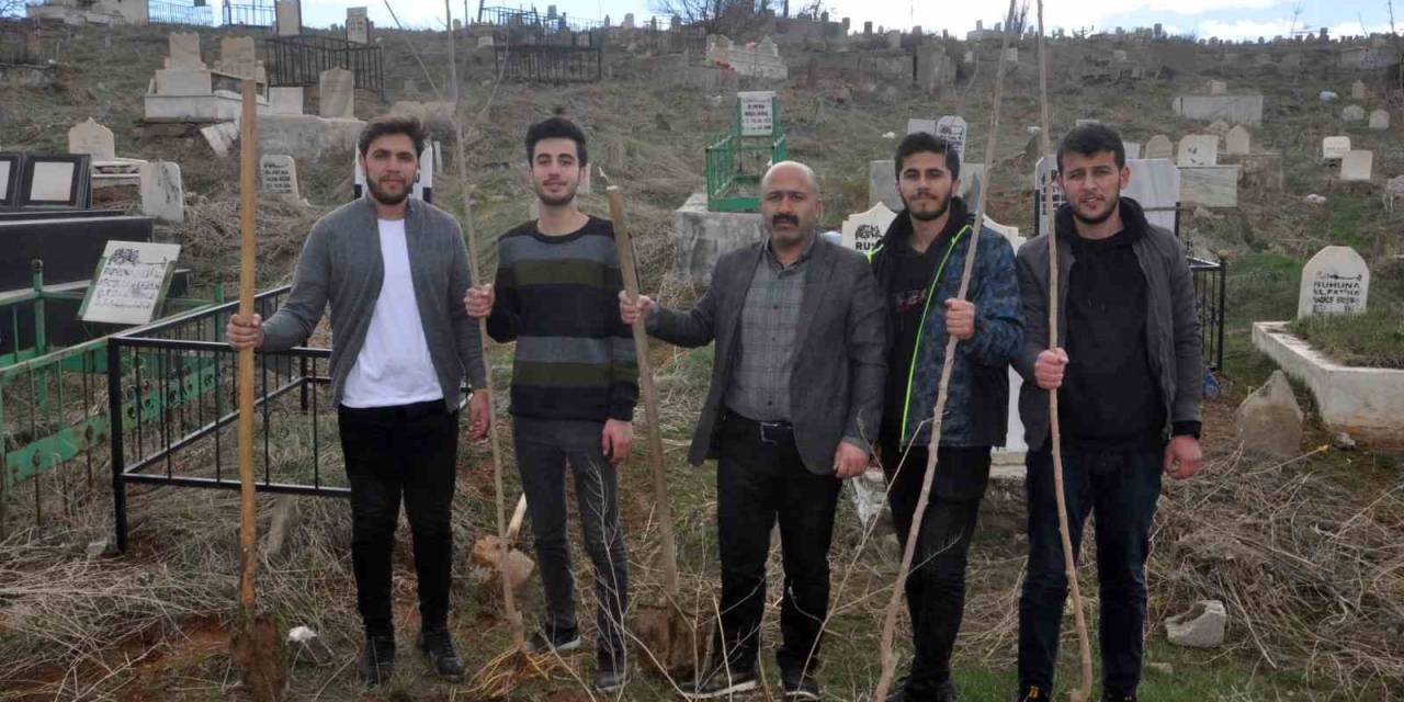 Örnek Öğretmen Öğrencileriyle Mezarlıkta 100 Fidan Dikti
